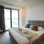Huswell - Beautiful Apartment With Communal Pool And Gym